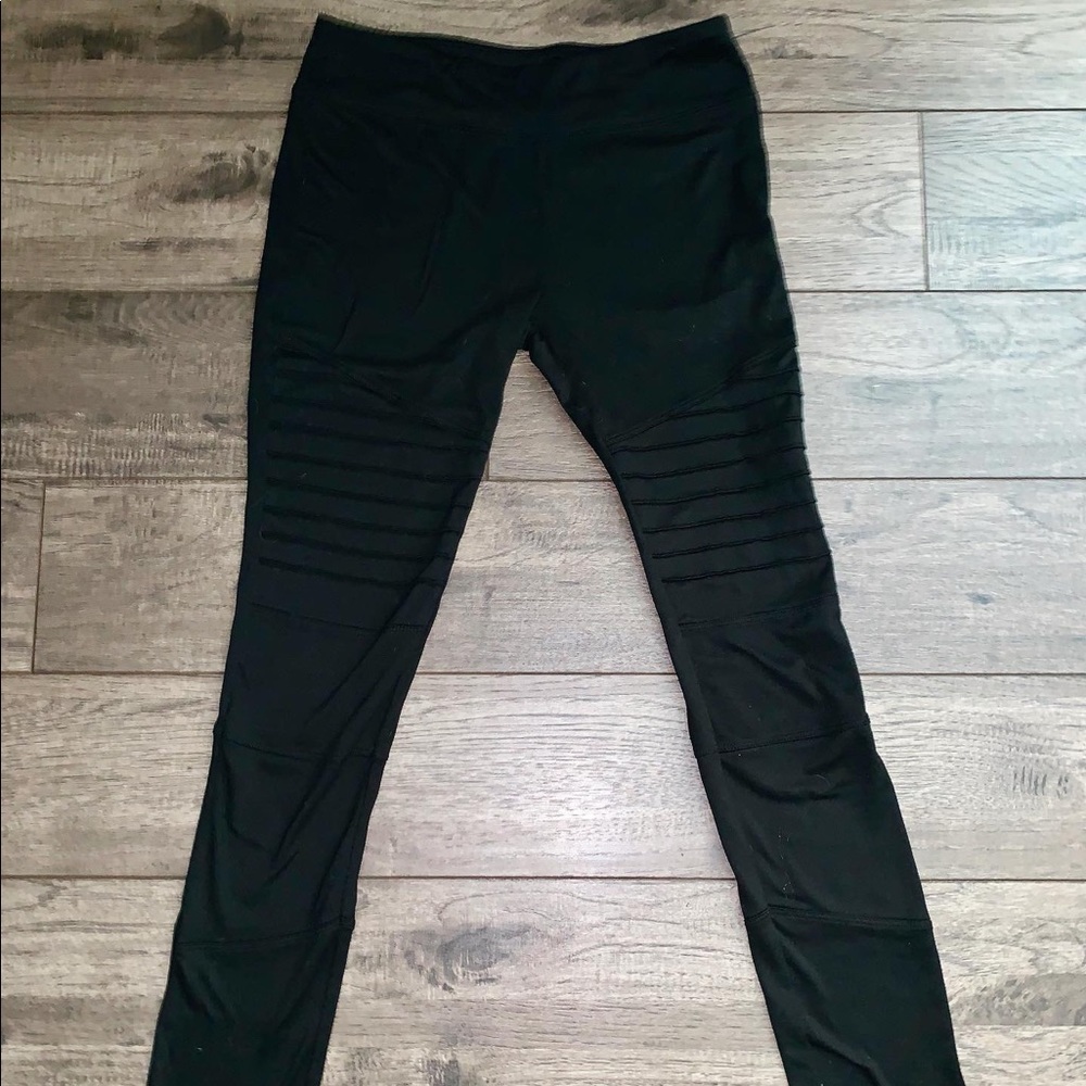 Juniors Form-Fitting Leggings